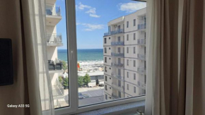 Astoria Seaside, Navodari
